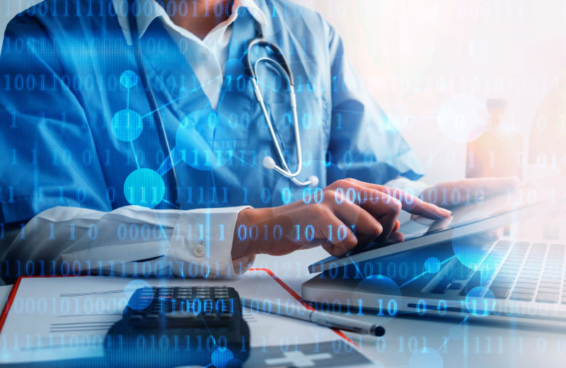 タブレットを見ている人の写真